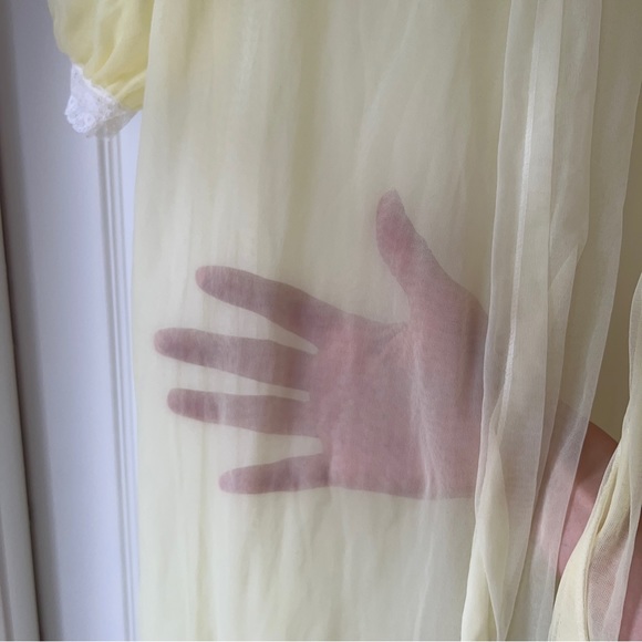 Vintage 1950’s Pale Yellow Robe with Embroidered Design & Lace Trim - Picture 9 of 11